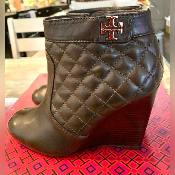 Tory Burch Leila Quilted Coconut Brown Wedged Ankle Booties.Size 8